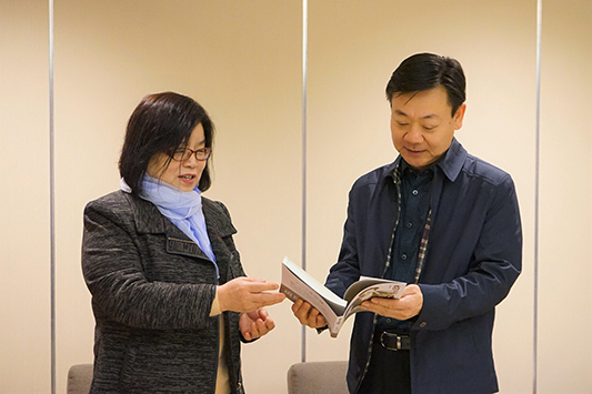 焦守云女士为金融街集团赠书《我的父亲焦裕禄》