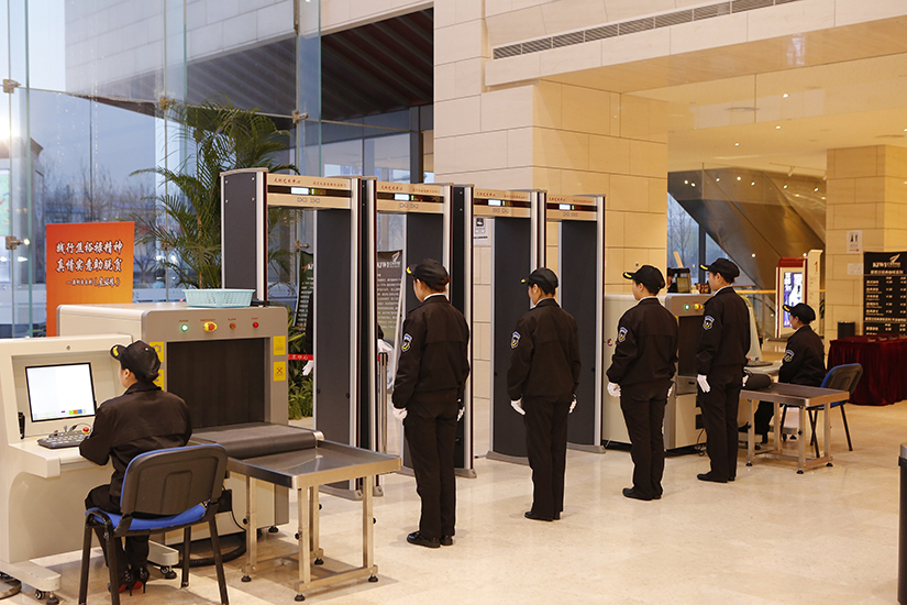现场安保人员随时待命，保证会场秩序