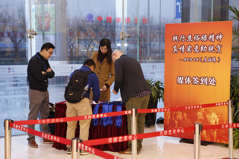 媒体签到、证件派发，接待工作有序进行