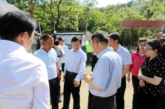  牛明奇董事长向卢映川书记汇报金融街集团扶贫工作落实情况